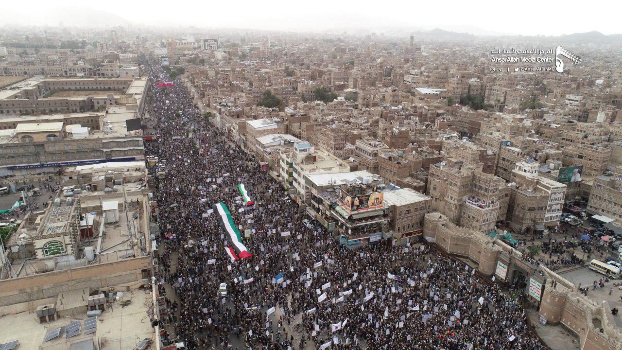 شاهد صور جوية للمسيرة الحاشدة التي شهدتها العاصمة صنعاء اعلانا للبراءة من الخونة وتمسكا بالقضية الفلسطينية