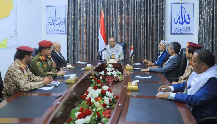 الرئيس مع رئيس حكومة التغيير والبناء ونوابه وقيادات عسكرية